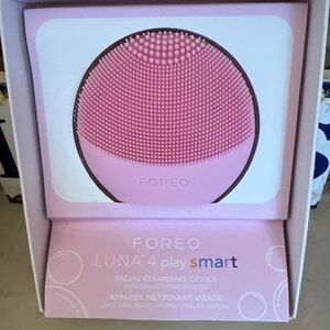 FOREO Luna 4 Play Smart Cleansing Device - Light Pink